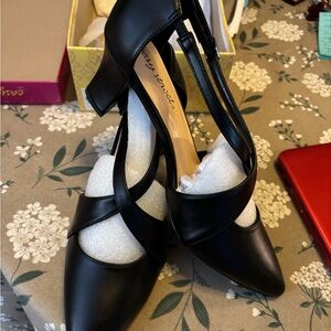 Easy Street Black Elegance Shoes. New condition in Box. Size 9.5 Medium.